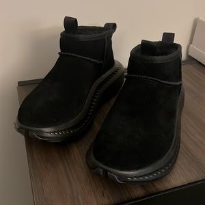 Men’s UGG CA805 Ultra Mini Black Boots Size 7